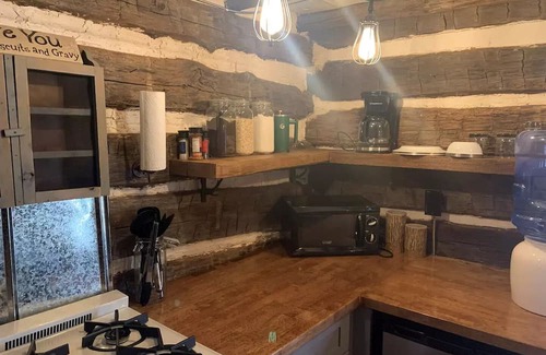 Clyde Cabina | Off-Grid Log Cabin in NC Mountains