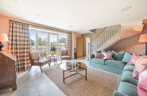 Dorchester Casa | Beehive - sleeps 6 guests in 3 bedrooms