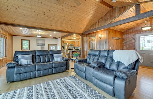 Holcombe Cabina | Waterfront Holcombe Getaway w/ Game Room!