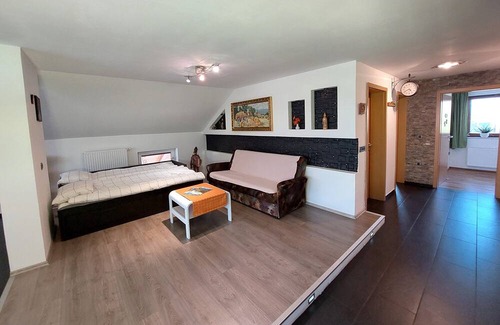 Dobrova-Polhov Gradec Apartamento | Countryside Two Bedroom Apartment near Horjul