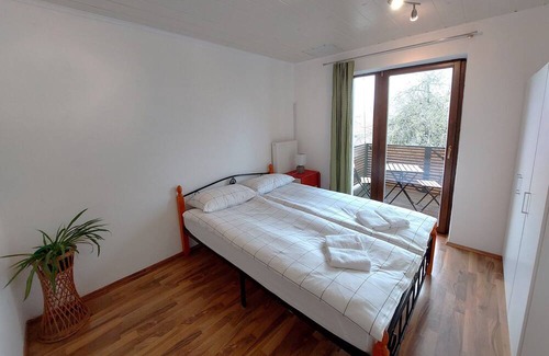 Dobrova-Polhov Gradec Apartamento | Countryside Two Bedroom Apartment near Horjul
