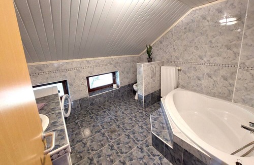 Dobrova-Polhov Gradec Apartamento | Countryside Two Bedroom Apartment near Horjul