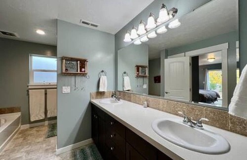 Baker City Casa | FO - Gorgeous! 4 Bdrm, 3 Bath Mtn Getaway, Hot Tub