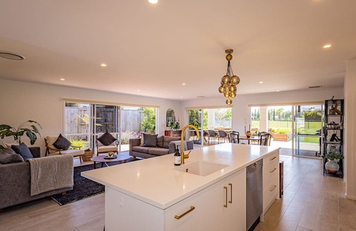 Kinloch Casa | Lake Haven on Montgomery - Kinloch Holiday Home