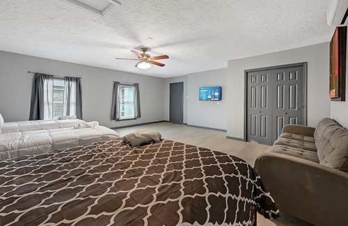 League City Casa | New Listing/NASA/ 4br 2ba 2000sq Sleeps10, Pet Friendly,Monthly discounts