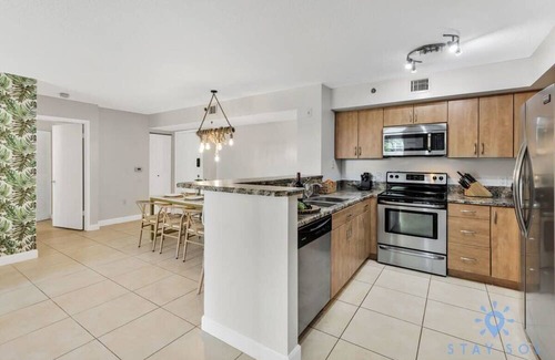 Aventura Apartamento | Modern 2BR Haven: Prime Aventura Living