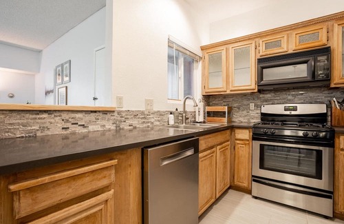 Fremont Apartamento | Inviting Fremont 2BR w/ Pool, Parking & Balcony, nr Park, by Blueground
