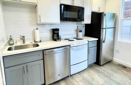 Hilltop Casa | Dr. Murray's Office - Pristine Hilltop Home Close to Hospitals and Light Rail