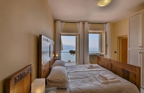 Oldesio Apartamento | Apartment 'Kristi' with Lake View, Private Terrace and Wi-Fi