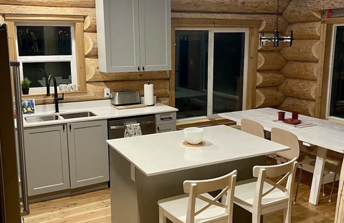 Sunshine Valley Cabina | Log cabin retreat, in beautiful Sunshine Valley, minutes from Manning Park.