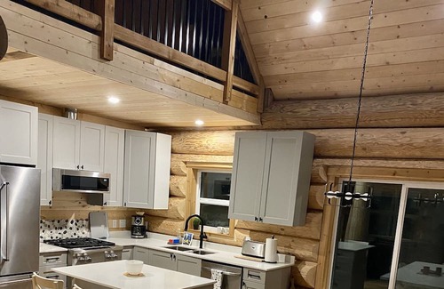 Sunshine Valley Cabina | Log cabin retreat, in beautiful Sunshine Valley, minutes from Manning Park.