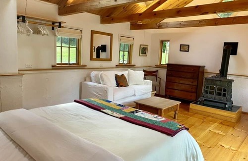 Vineyard Haven Casa | Unique garden home, private beach sticker included