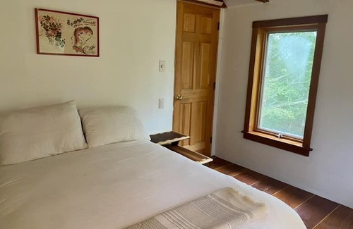 Vineyard Haven Casa | Unique garden home, private beach sticker included