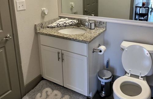 Cary Apartamento | Cozy Fireplace Queen Bed RDU Pad