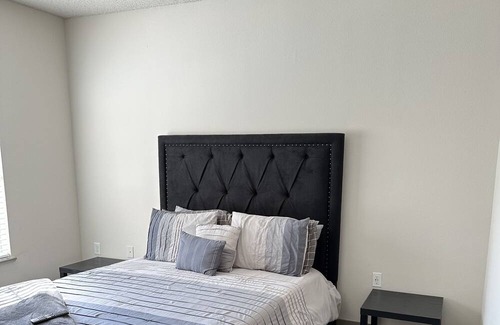 Cary Apartamento | Cozy Fireplace Queen Bed RDU Pad