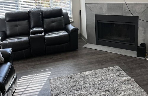Cary Apartamento | Cozy Fireplace Queen Bed RDU Pad