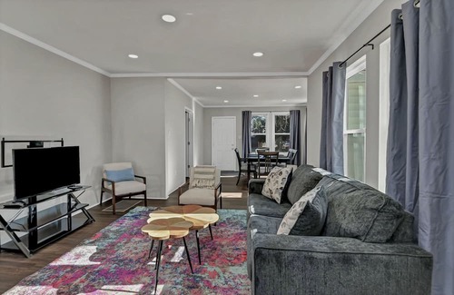 West Columbia Cabaña | Cute as a button 3 bedroom 1 bath close USC, Fort Jackson and downtown Columbia