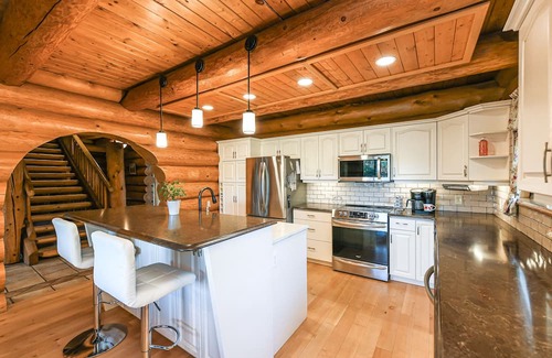 Courtenay Casa | Spacious Canadian dream log home with your own private oasis in Seal Bay area.