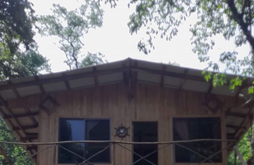Rio Seco Cabina | Rustic Costa Rica experience. wooden house in the trees.