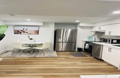 Innisfil Apartamento | Luxury 2-Bed Suit with Free Parking, Separate Entrance & Fire Pit in Innisfil