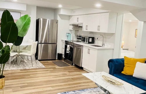 Innisfil Apartamento | Luxury 2-Bed Suit with Free Parking, Separate Entrance & Fire Pit in Innisfil