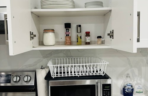Innisfil Apartamento | Luxury 2-Bed Suit with Free Parking, Separate Entrance & Fire Pit in Innisfil