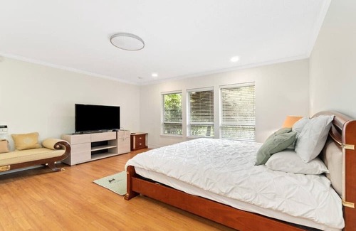 Richmond Casa | Spacious bachelor suite with private bathroom in tranquility area