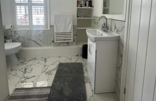 Thurlow Park Casa | The Lily Room in Grand Tulse Hill Villa