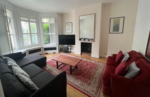 Thurlow Park Casa | The Lily Room in Grand Tulse Hill Villa