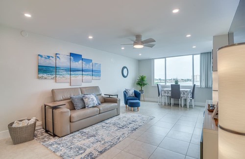 Palma del Mar Condominio | Stylish St Petersburg Condo w/ Balcony + Bay Views