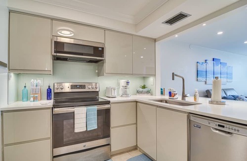 Palma del Mar Condominio | Stylish St Petersburg Condo w/ Balcony + Bay Views