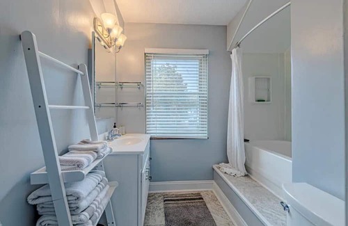 Rocky River Casa | Charming family home