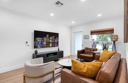 Coral Way Casa | Magnificent Tropical Pool House Miami Coconut Grove - Stunning Backyard