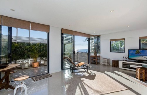 Manly Casa | Manly Beach surf and ocean view modern home-close walk surf beach, ferry, shops.