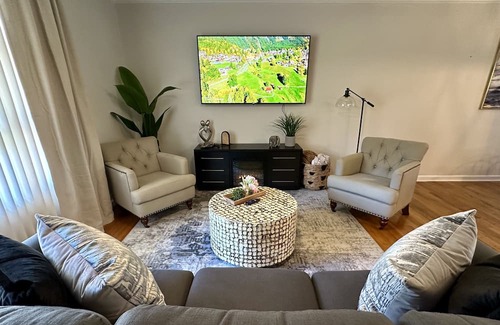Northeast Raleigh Casa | Luxurious-Stylish Modern Home Close to Downtown Raleigh!
