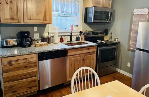 Maysville Cabina | Adorable Cabin, Steps from the Ohio River: Hot Tub, Fire Pit & Full Kitchen