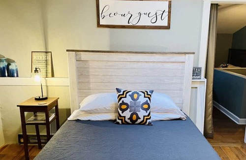 Maysville Cabina | Adorable Cabin, Steps from the Ohio River: Hot Tub, Fire Pit & Full Kitchen