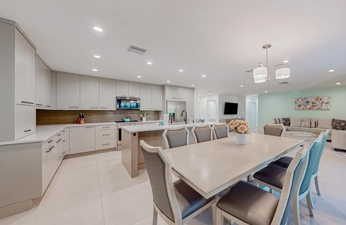Central Naples Casa | Sunlit enchanting retreat with gorgeous yard & large patio - near beaches & golf