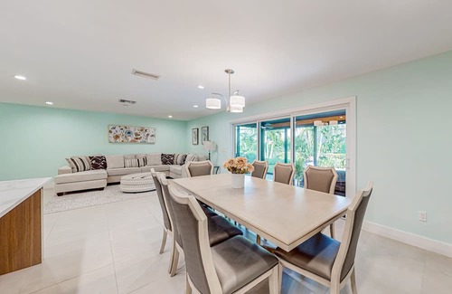 Central Naples Casa | Sunlit enchanting retreat with gorgeous yard & large patio - near beaches & golf
