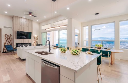 Black Mountain Casa | Vineyard viewpoint: 4 bedroom 2 bathroom modern home with panoramic views!