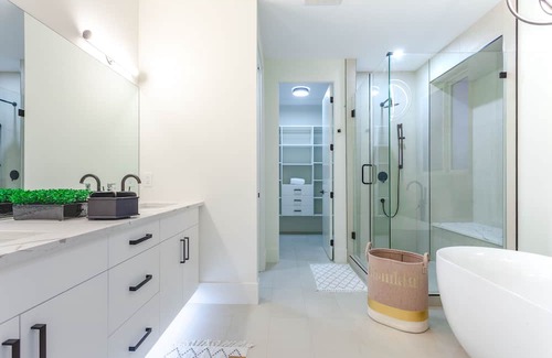 Black Mountain Casa | Vineyard viewpoint: 4 bedroom 2 bathroom modern home with panoramic views!