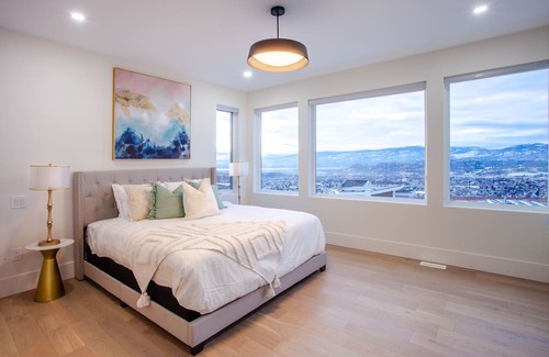 Black Mountain Casa | Vineyard viewpoint: 4 bedroom 2 bathroom modern home with panoramic views!