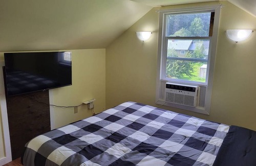 East Kootenay Apartamento | (A)Quaint 2 bd apt w/view 4 guests