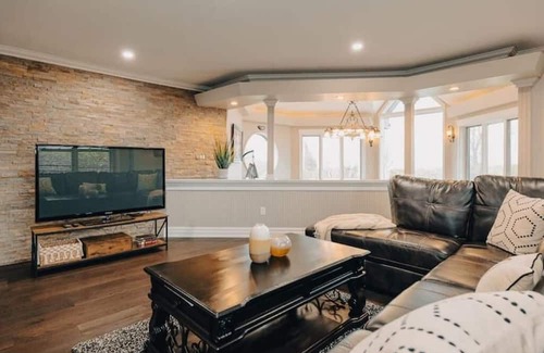 Georgina Casa | Waterfront Paradise Isle Retreat w/ Hot Tub!