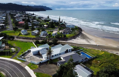 Waihi Beach Casa | ALL THE 3'S @ NUMBER 3