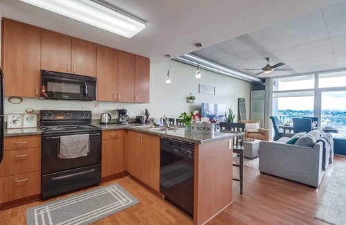 Civic Core Apartamento | Stunning High-Rise Condo w Free Gym, Pool, Laundry