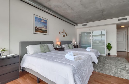 Civic Core Apartamento | Stunning High-Rise Condo w Free Gym, Pool, Laundry