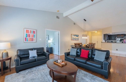 North San Antonio - SAT Casa | Beautiful House with Pool, Games & Relaxing Covered Patio