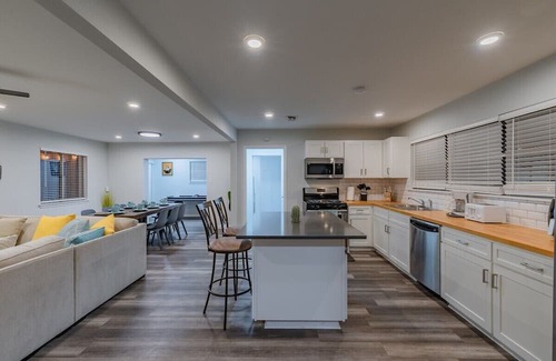 Wetmore Casa | Luxurious home with Hot tub & Tree Deck by 6Flags