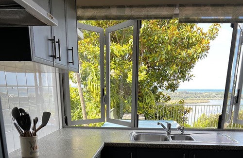 Haruru Casa | Sea views, 3 minutes drive to Paihia, 3 bed home